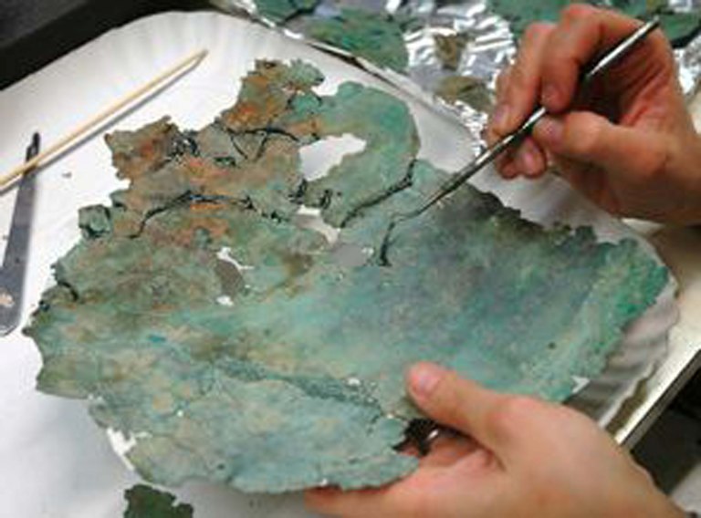 Applicazione di resina per rinforzare le lamine